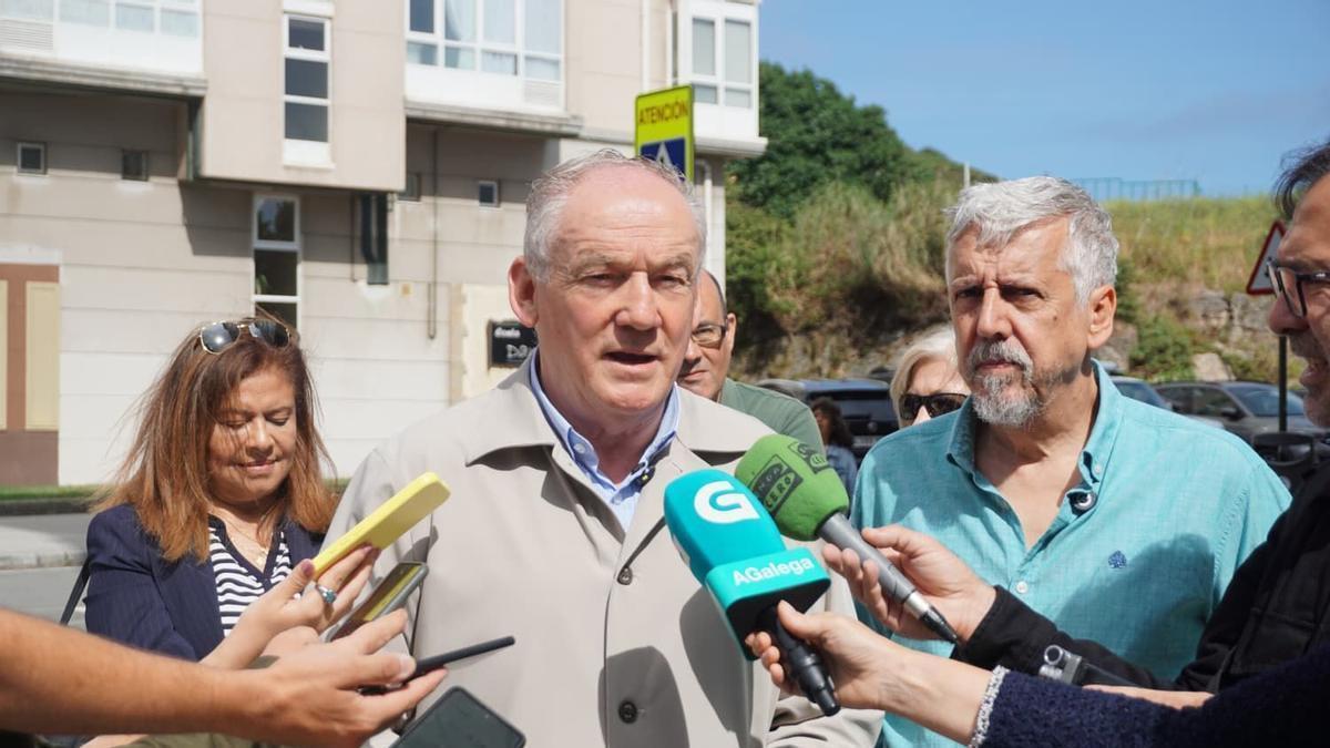 Miguel Lorenzo, en su reunión con la Asociación de Vecinos de Os Rosales