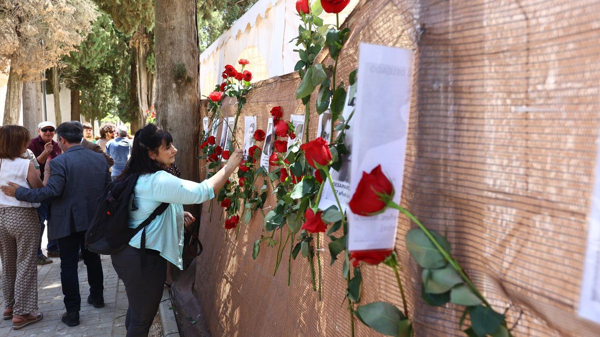 Ofrenda floral a las víctimas del franquismo en el cementerio de la Salud