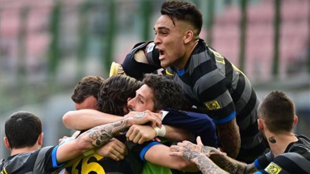 Los jugadores del Inter celebrando el gol