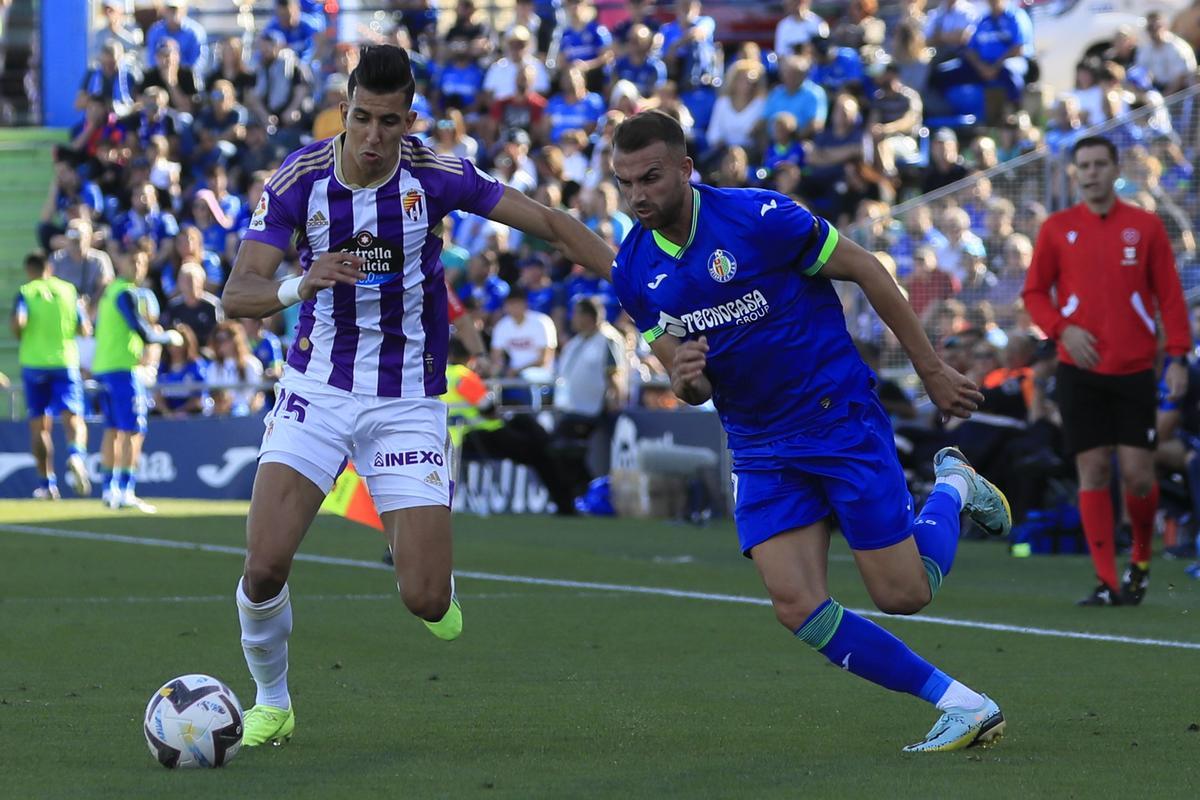 GETAFE(MADRID), 01/10/2022.- El delantero del Getafe Borja Mayoral y el defensa del Valladolid Jawad El Yamiq, durante el partido de la jornada 7 de LaLiga Santander en el Coliseum Alfonso Pérez de Getafe.- EFE/Fernando Alvarado