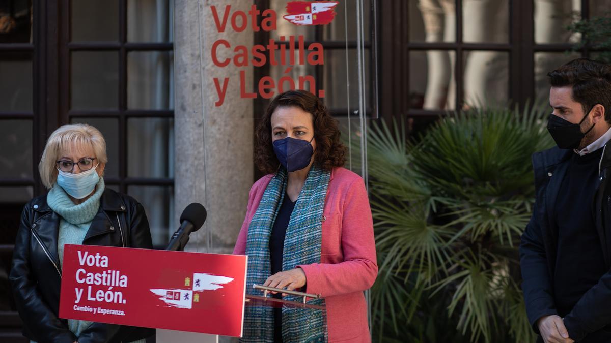 Inmaculada García Rioja, Magdalena Valerio y Antidio Fagúndez, en el Parador de Turismo