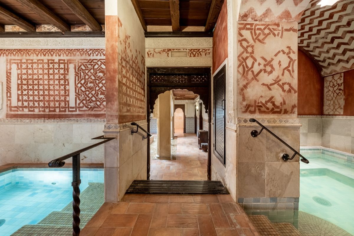 Piscina de agua mineromedicinal y zona de contrastes inspirada en el arte mudéjar en Castilla Termal Olmedo.
