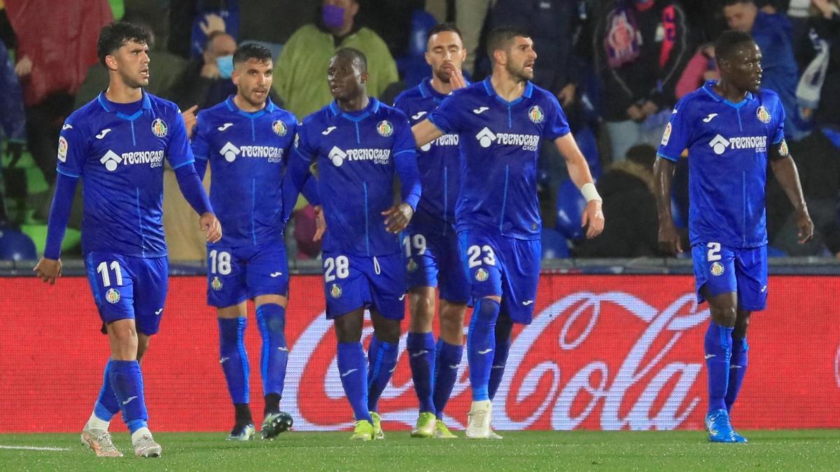 Los jugadores del Getafe celebran el segundo gol de Enes Unal.