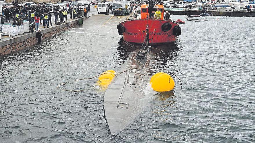 La maniobra para reflotar el narcosubmarino en la ría de Aldán.