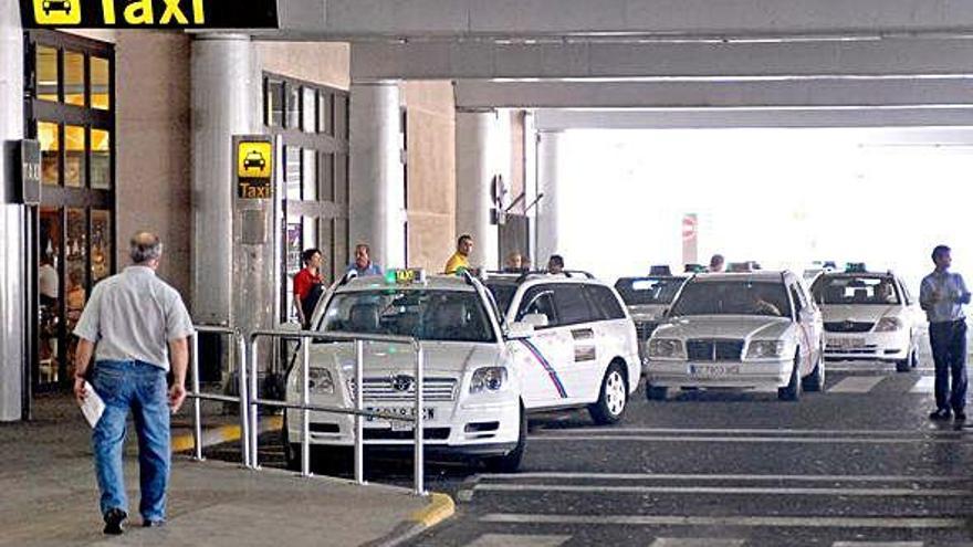 Taxistas en el aeropuerto de Gran Canaria.