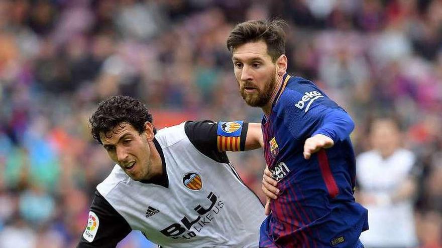 Messi supera a Parejo ayer en el Camp Nou.