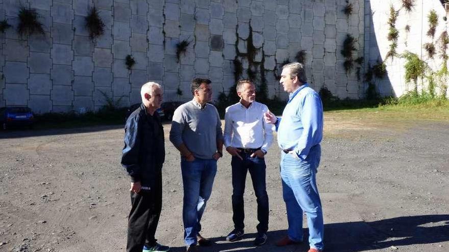 Por la izquierda, el concejal José Manuel Menéndez, José Luis Fontaniella, el diputado Matías Rodríguez y Carlos Suárez, ayer, en el solar de La Cortina.