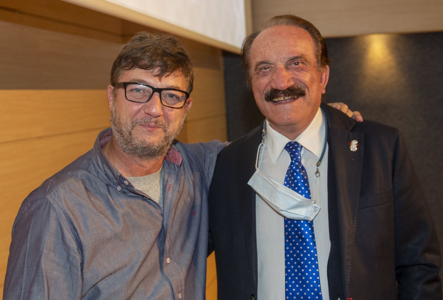 Toni Cabot presenta en el Club INFORMACIÓN el libro en el que plasma los perfiles de 40 personalidades de Alicante