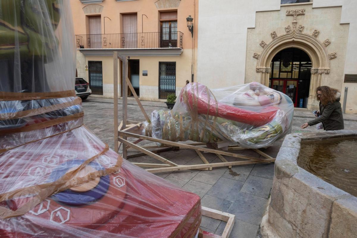 Los monumentos de la falla Cid-Trinitat, este lunes en la plaza de la Trinitat de Xàtiva.