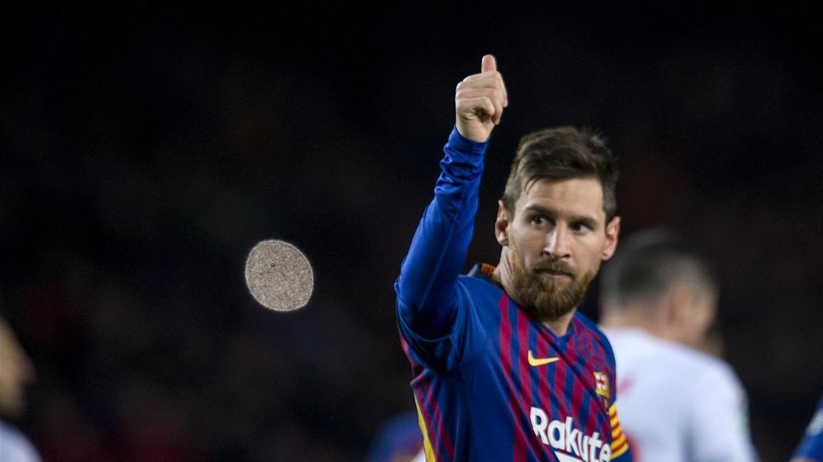 Messi saluda a la grada de animacion tras anotar durante el partido de liga entre el FC Barcelona y el Eibar