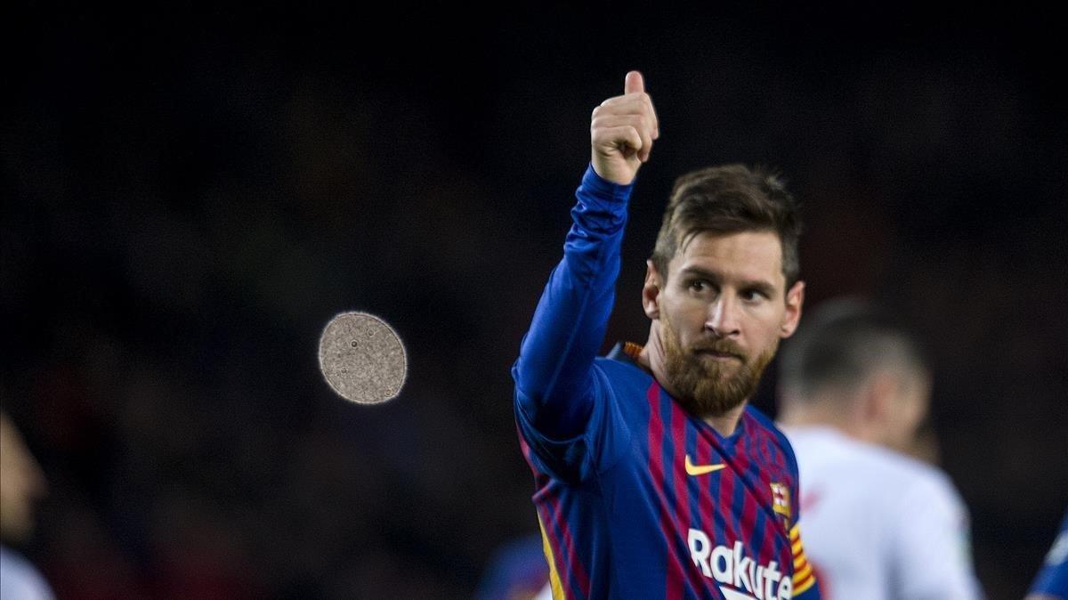 aguasch46527089 barcelona  13 01 2019  deportes       messi saluda a la grad190113214336