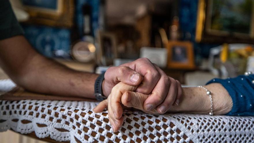 Apenas hay 1.200 cuidadores familiares de alta en la Seguridad Social en Extremadura pese a que lo abona el gobierno