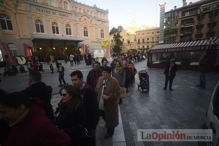 Degustación de monas y chocolate en la Plaza del Romea