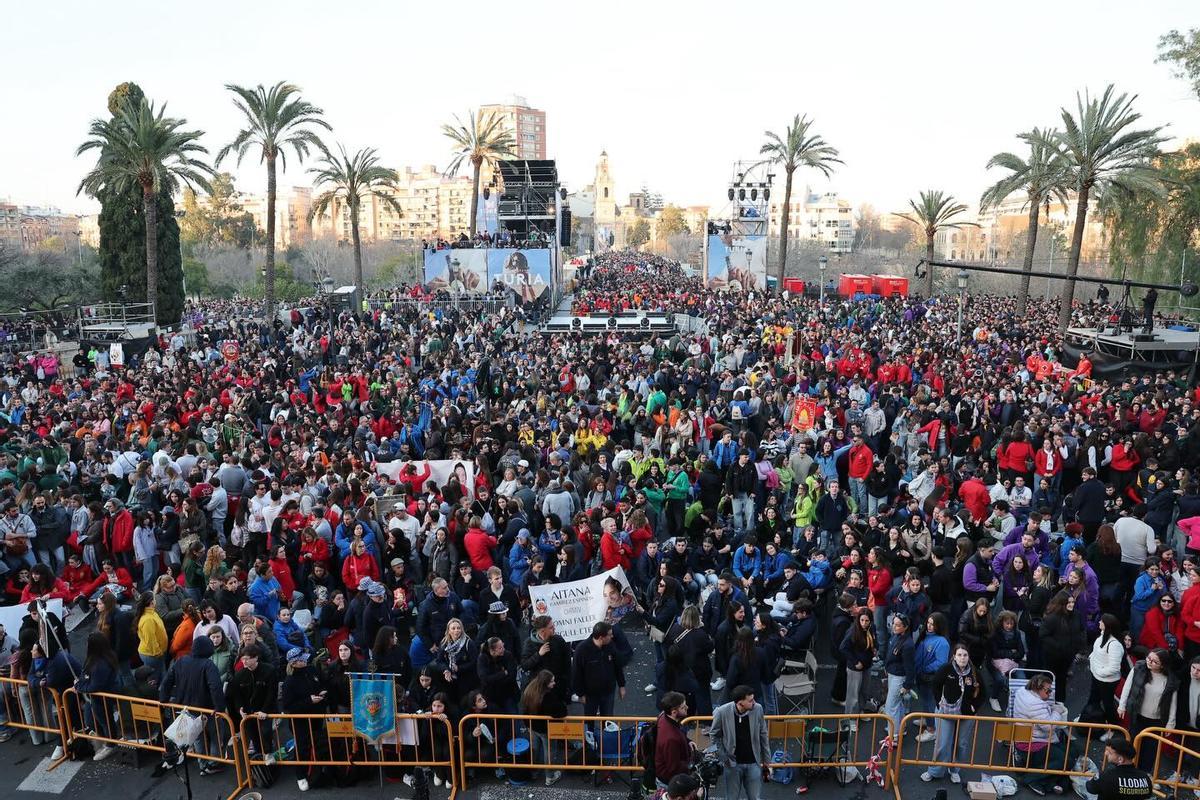 La alfombra humana a los pies de las torres