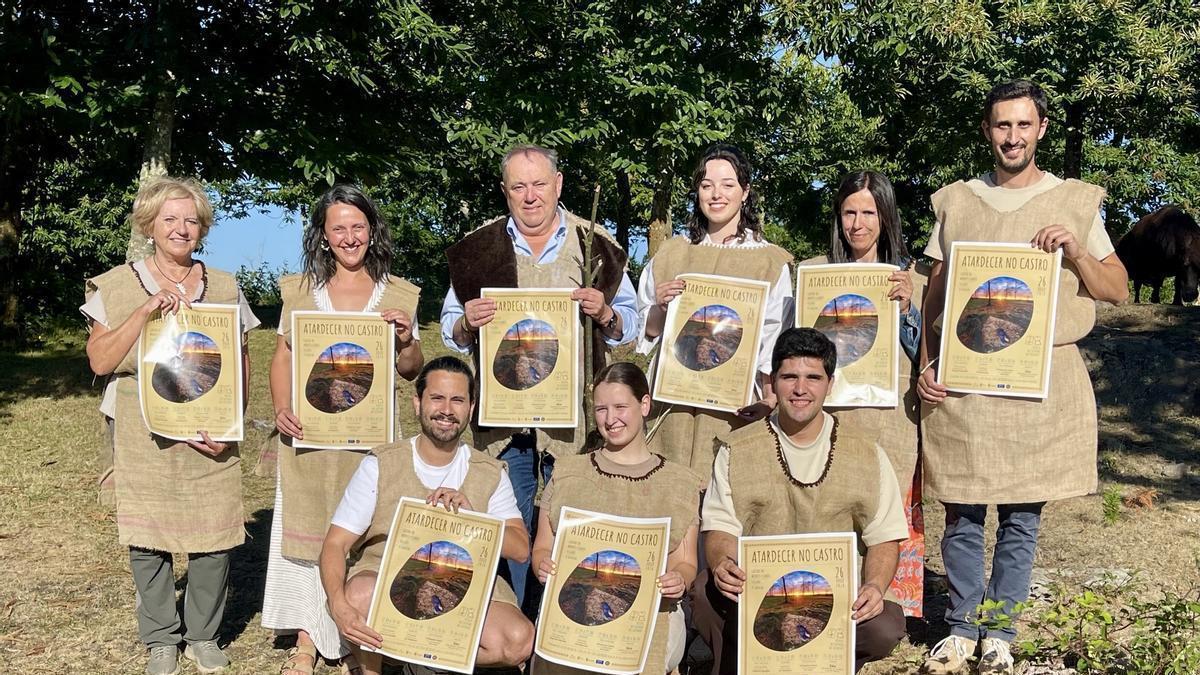 Miembros de las asociación Adro de Vilaño junto al alcalde de A Laracha.