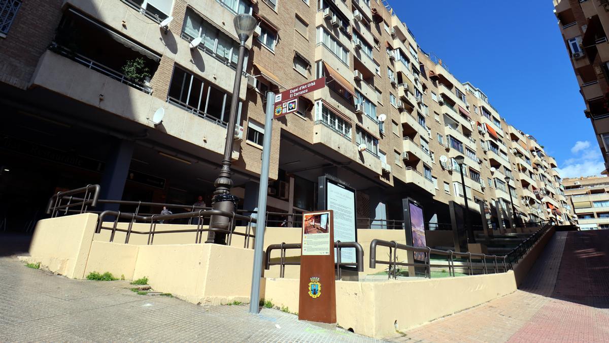 Uno de los espais d'art de Benidorm con la nueva señalización del patrimonio.