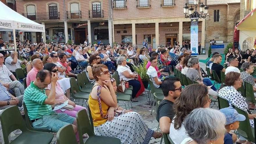 Público asistente al I Festiva Internacional de Bandas de Música.