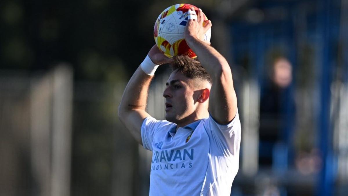 Facchin realiza un saque de banda en el partido ante el Sestao River en la Ciudad Deportiva.
