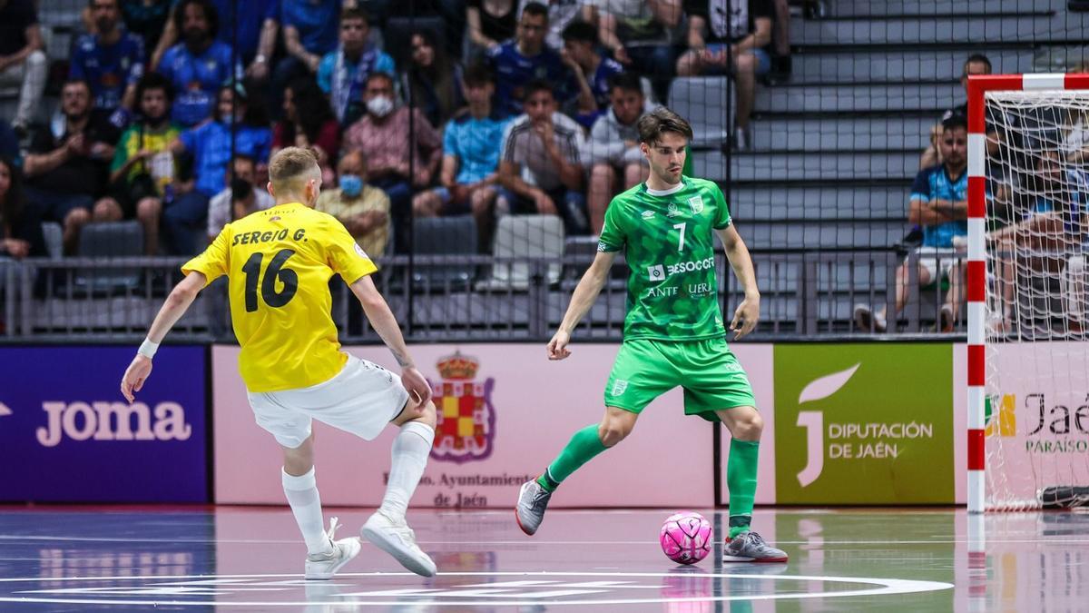 Alvarito, con el balón, presionado por un jugador del Viña Albali en la final de la Copa del Rey.