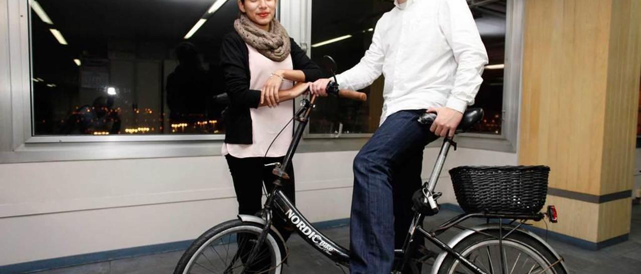 Evelyn Pérez y Ángel Espiniella, con una bicicleta.