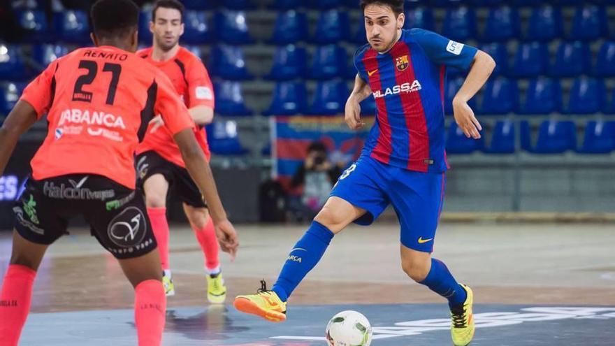 Diego Quintela juega la pelota durante un partido de la pasada temporada con el Barcelona Lassa.