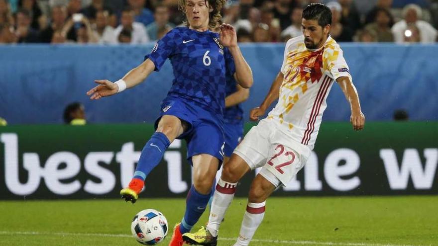 Nolito disputa un balón a Tin Jedvaj durante el choque entre España y Croacia disputado anoche en Burdeos. // Reuters