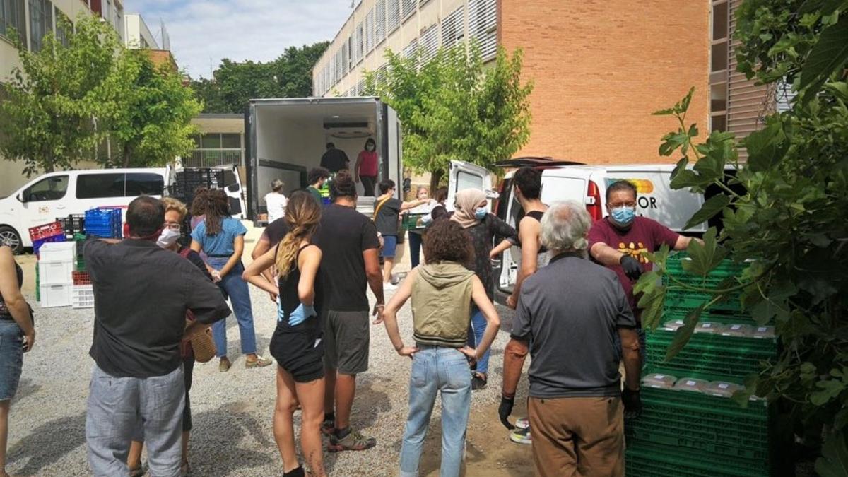 Reparto de alimentos en Badalona.