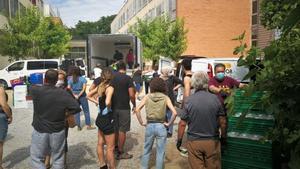 Reparto de alimentos en Badalona.