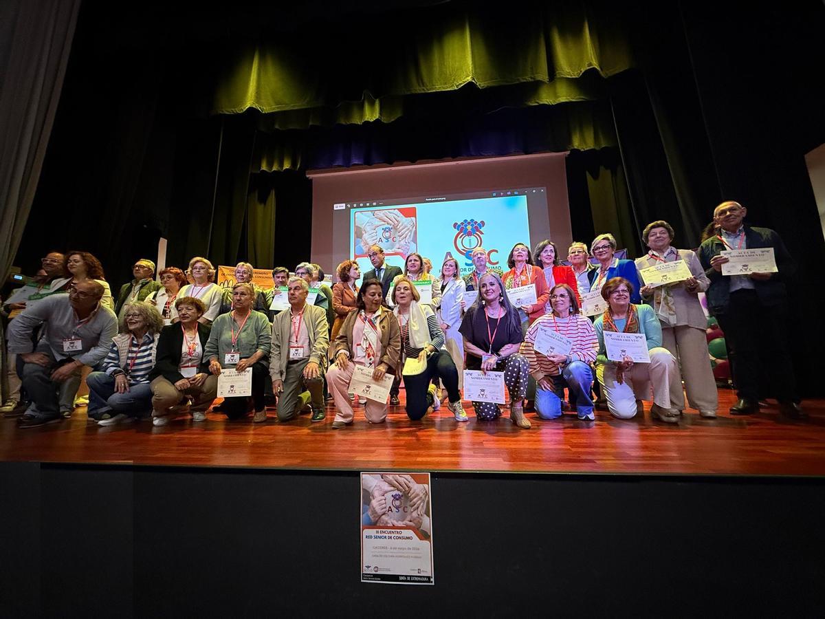 Entrega de acreditaciones a los nuevos Agentes Sénior de Consumo, en Cáceres.