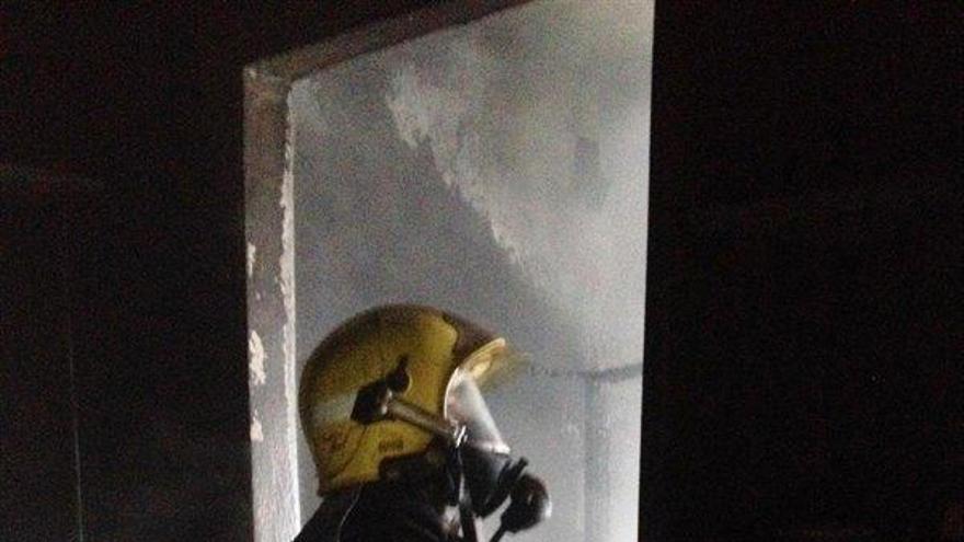 Imagen de archivo de un bombero trabajando en la extinción de un incendio.