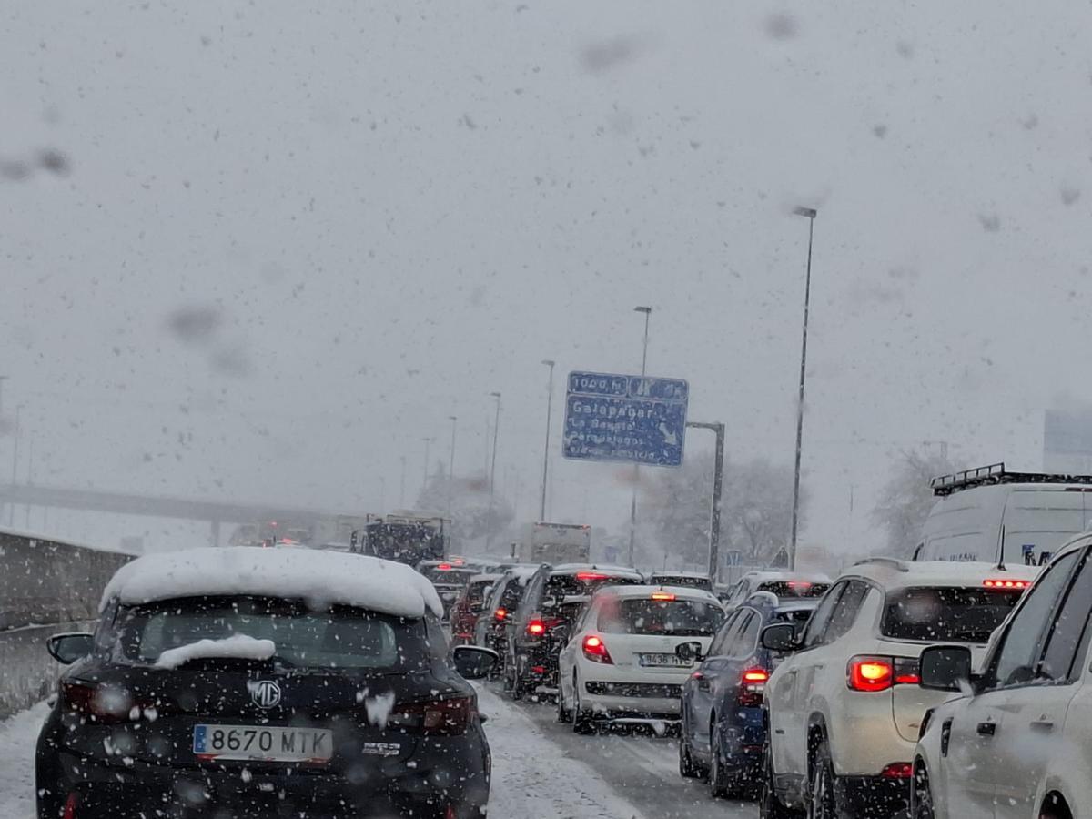 Vehículos parados en la A-6, esta semana, como consecuencia de las intensas nevadas