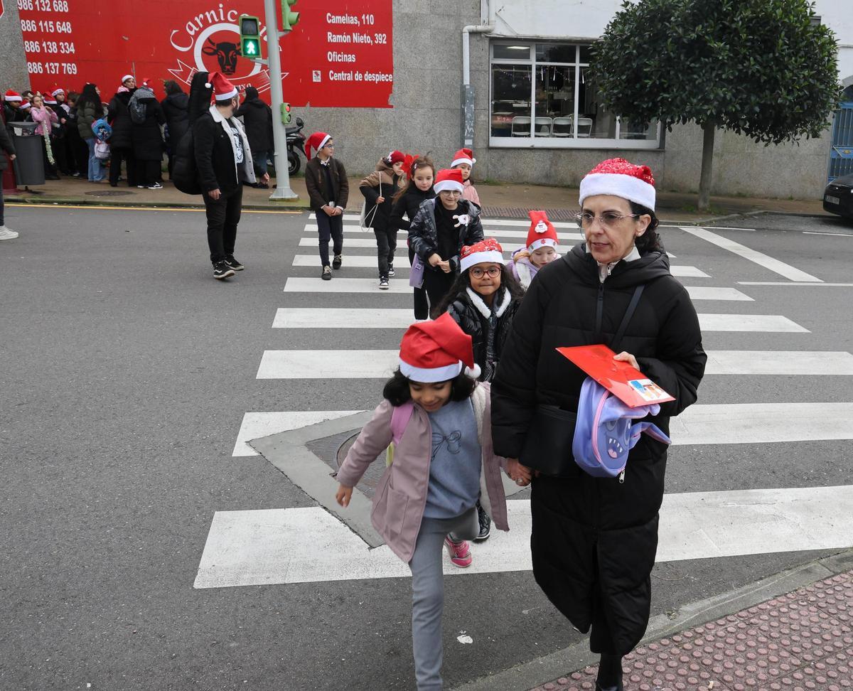 Los niños del colegio O Sello, en Cabral, recorren las calles para pedir el aguinaldo Los niños del colegio O Sello, en Cabral, recorren las calles para pedir el aguinaldo