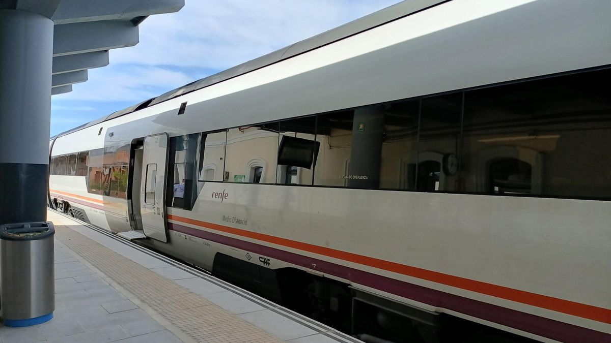 Archivo - Un tren de Media Distancia en la estación de ferrocarril de Mérida en una imagen de archivo