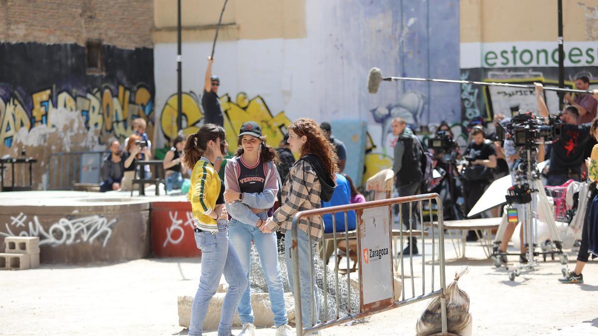 Una imagen del rodaje de la película 'Menudas piezas', de Nacho García Velilla, en junio de 2023 en Zaragoza.