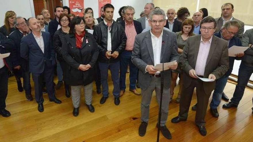 Alcaldes socialistas de concellos de la provincia, encabezados por Santos Héctor Rodríguez. // G.S.