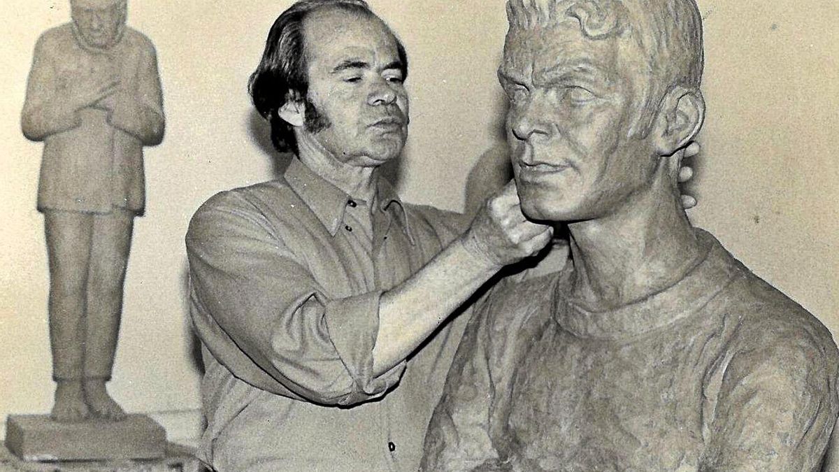 José Perera en su estudio, esculpiendo el busto de Juan Guedes (ex jugador de la UD Las Palmas). José Perera en su estudio, esculpiendo el busto de Juan Guedes (ex jugador de la UD Las Palmas).