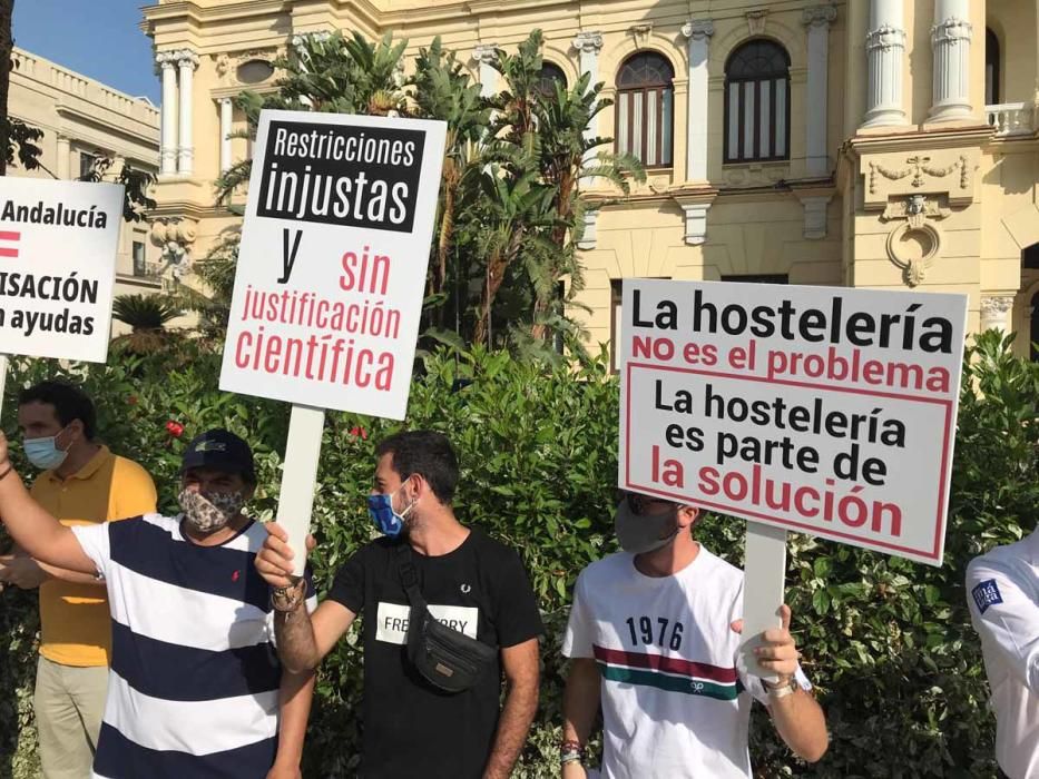 La hostelería llena las calles de Málaga para protestar por las restricciones