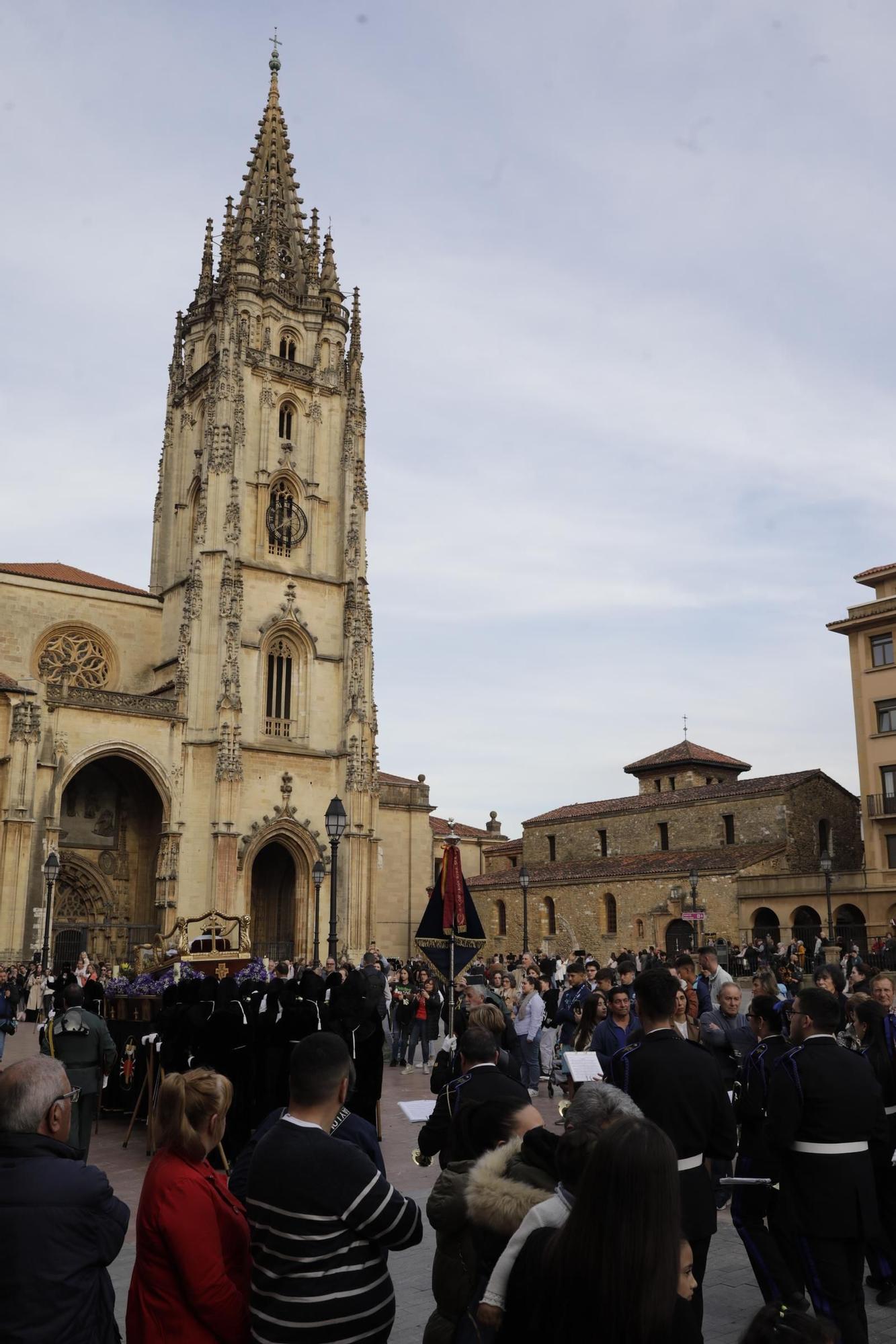 La procesión intergeneracional del Santo Entierro emociona Oviedo