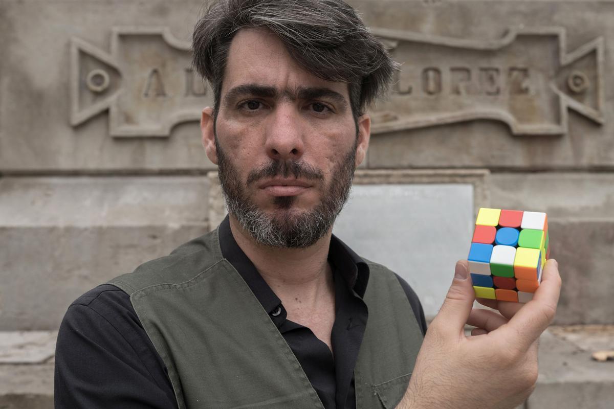 Levi Orta, con el cubo de Rubik frente al pedestal de Antonio López.