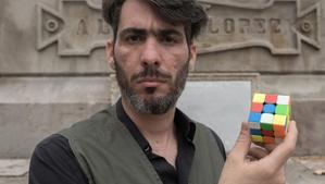 Levi Orta, con el cubo de Rubik frente al pedestal de Antonio López.