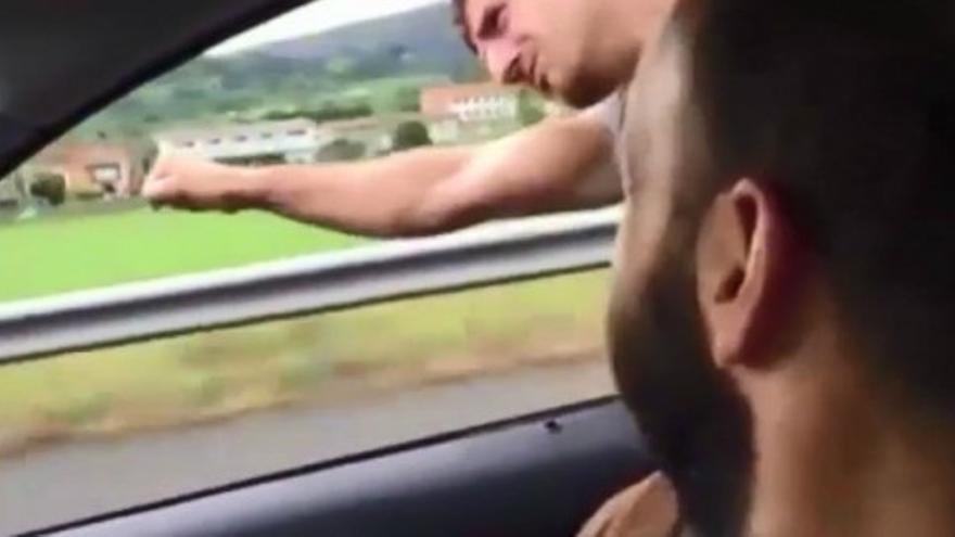 Multados en la A67 por hacer el Superman en el coche