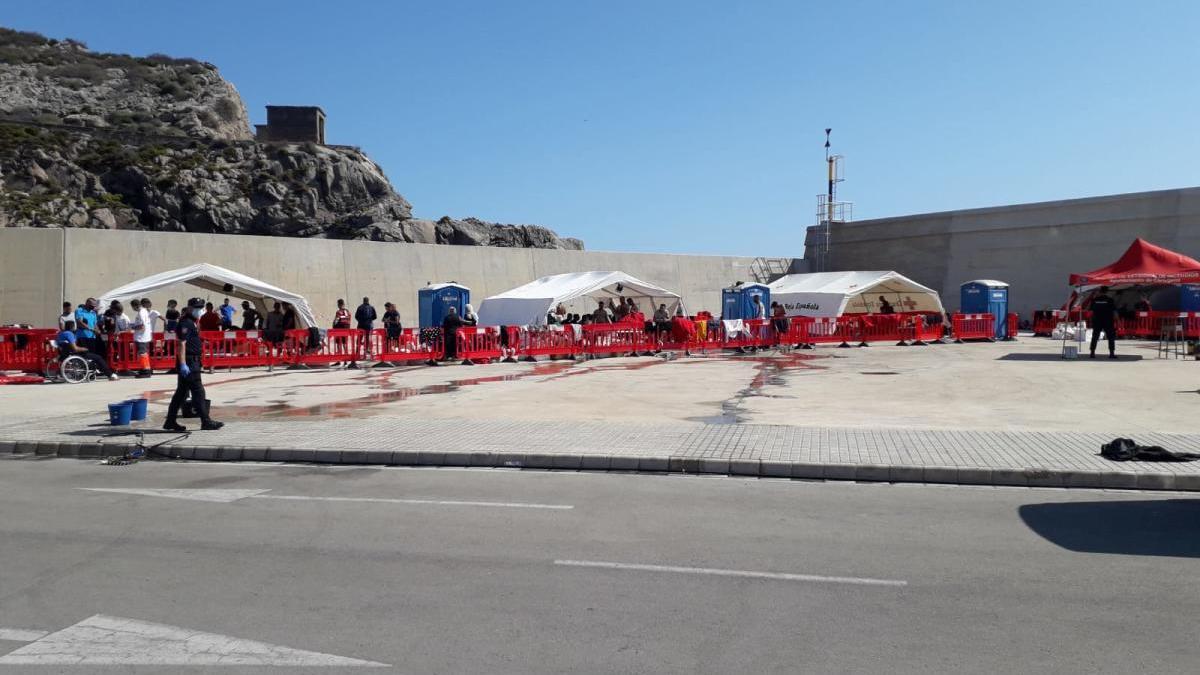 Agentes custodian a los inmigrantes llegados al Puerto de Cartagena.