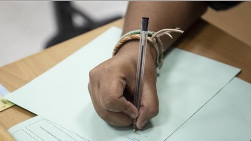 Alumna realizando un examen de Selectividad.