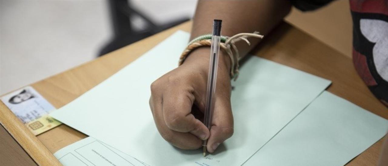 Alumna realizando un examen.