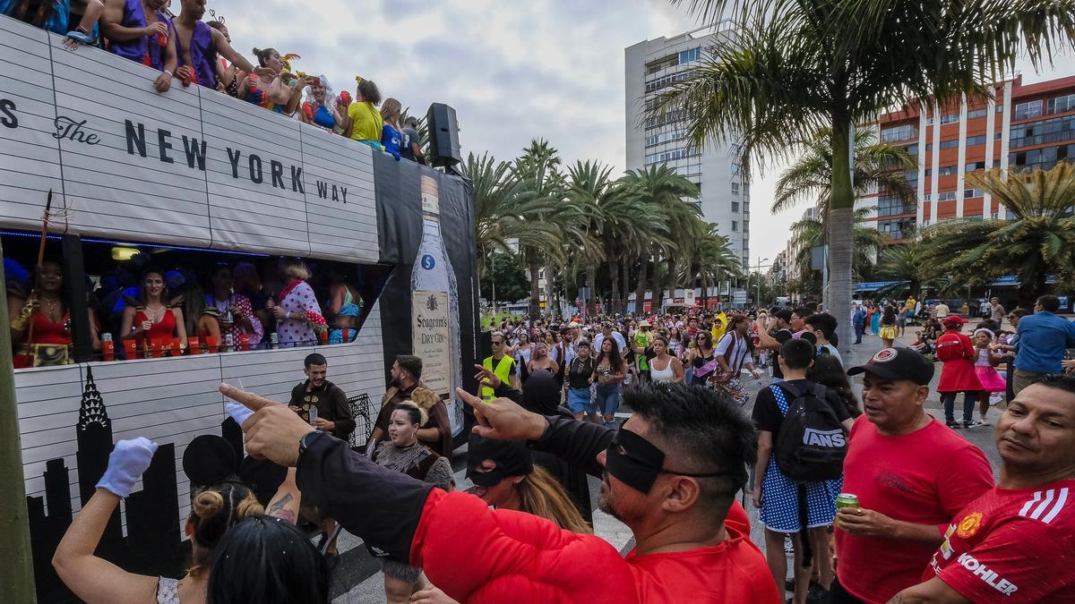 Una de las carrozas participantes en la última Cabalgata del Carnaval, el pasado verano.