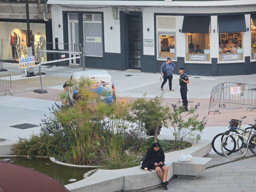 La circulación rodada no cesa en las zonas peatonales de Vilagarcía, ni siquiera con el control policial ejercido.