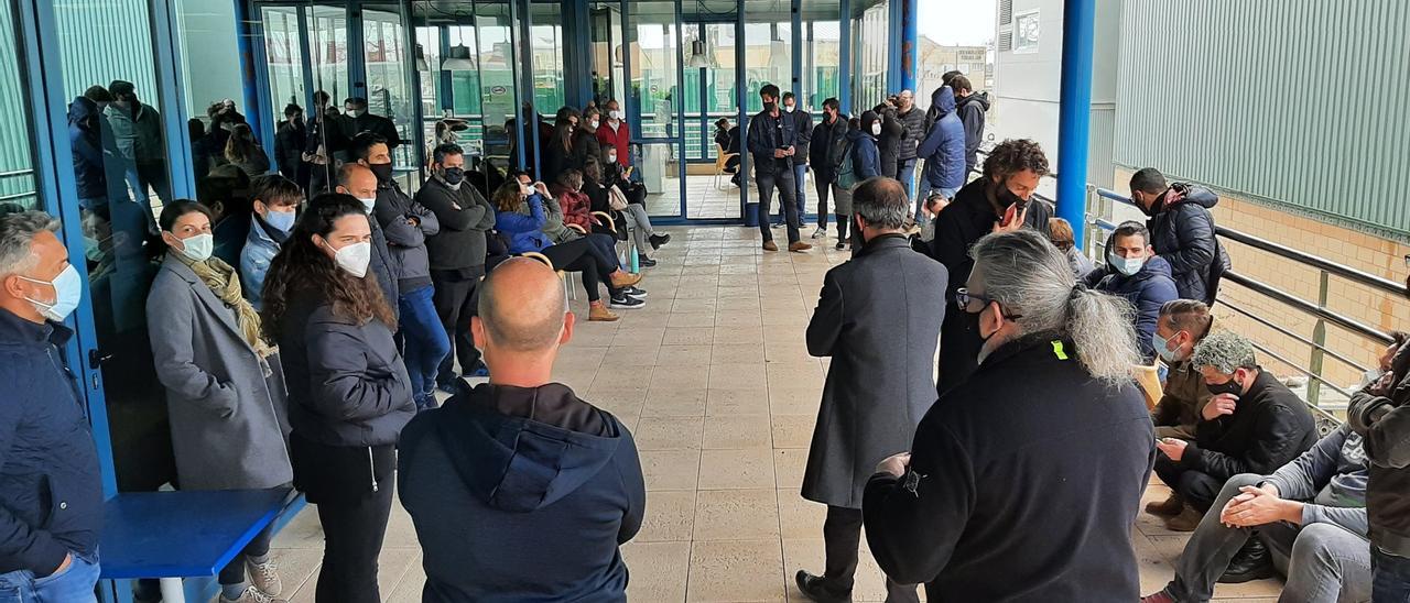 Trabajadores de IB3 durante una jornada de huelga.