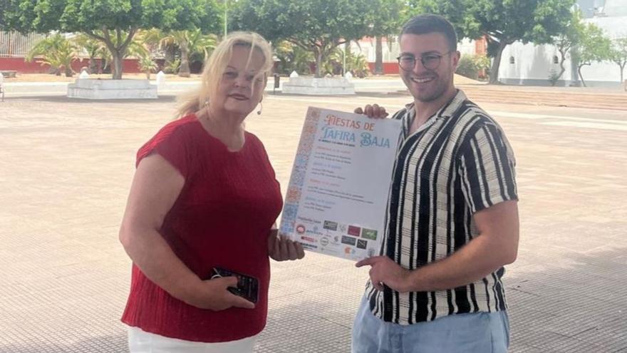 La concejala del distrito, Nina Santana, con el programa de las fiestas.