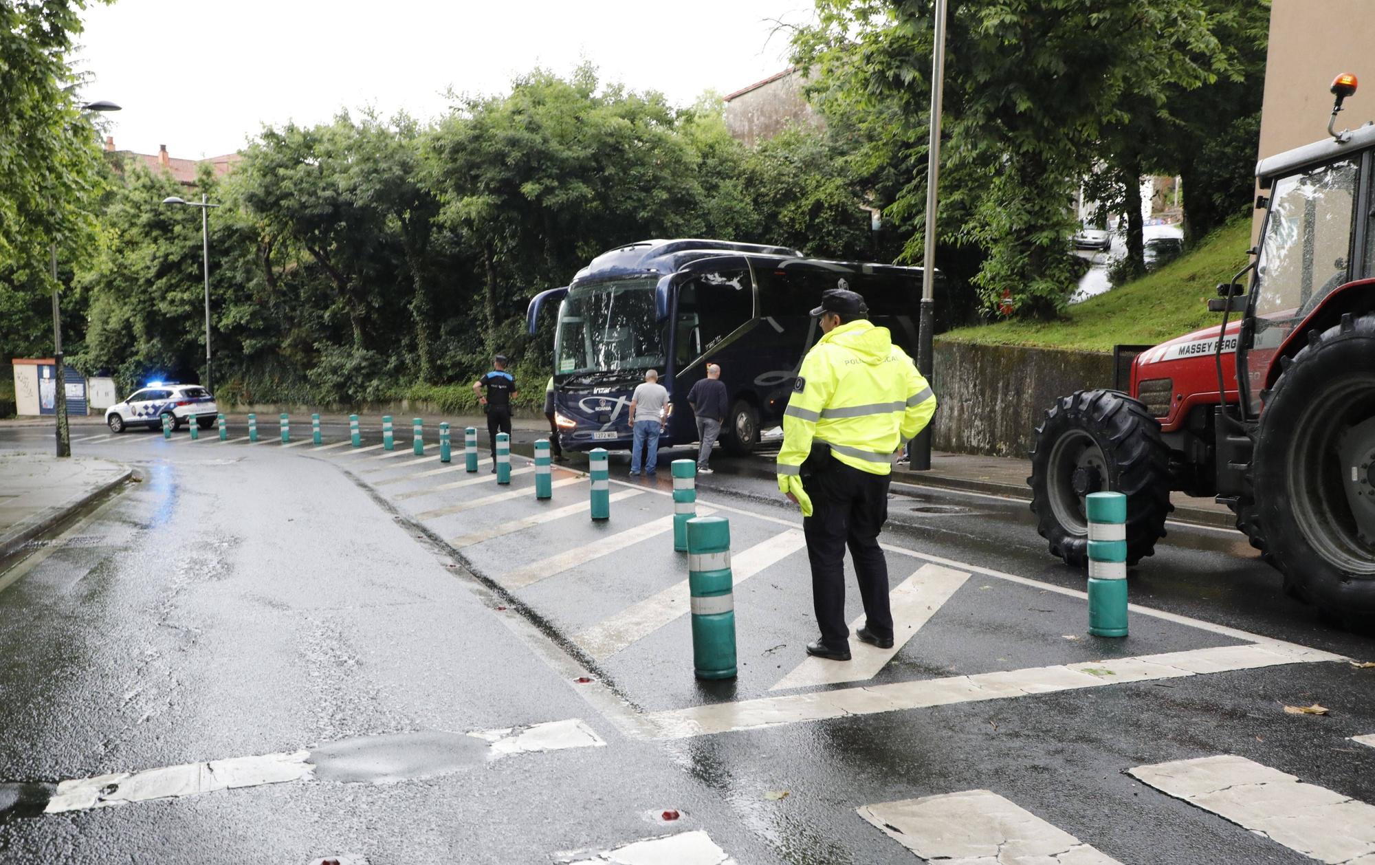 Autobús atrapado en el barrio de Vite