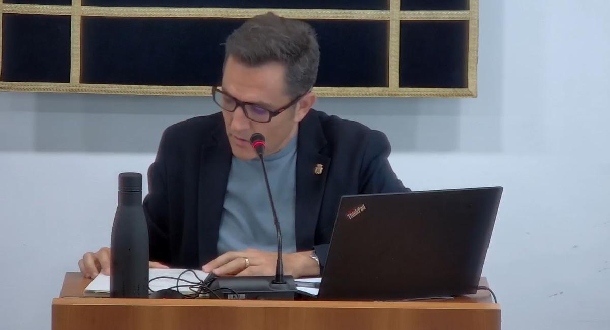 El alcalde en una pleno hablando del Llamafest